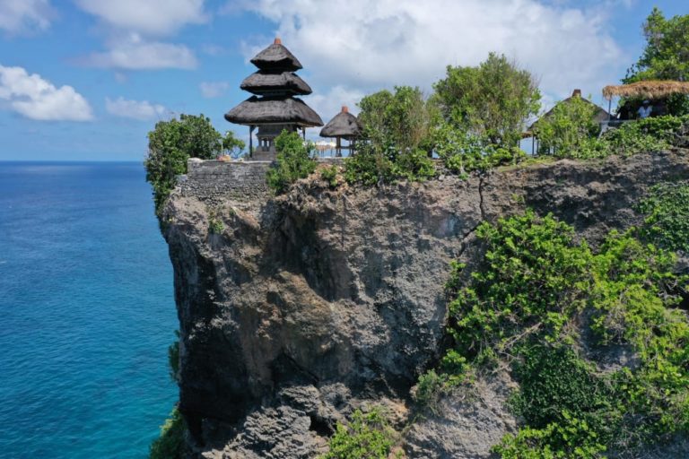 KERETAKAN yang terjadi di Tebing Uluwatu, Kuta Selatan