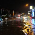 Jalan Gatot Subroto Banjir Akibat Drainase Mampet