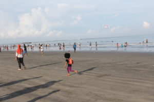 wisatwan mandi pantai Kuta