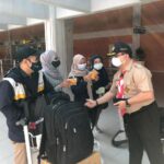 Kwarda Pramuka Bagikan Ratusan Masker di Bandara