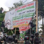 Aparat Turunkan Spanduk di Sarang FPI Setelah Pemerintah Nyatakan Ormas Terlarang