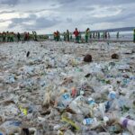 Petugas Dinas Kebersihan dan Lingkungan Hidup Kabupaten Badung, membersihkan sampah kiriman di Pantai Samigita.