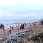 Lagi, Sampah Kiriman Serbu Pantai Kuta