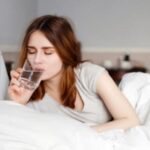 Disarankan Minum Air Hangat Sebelum Tidur Malam, Ini Khasiatnya