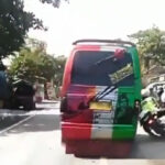 VIDEO, Hendak Tilang, Polantas Terkapar Diserempet Minibus