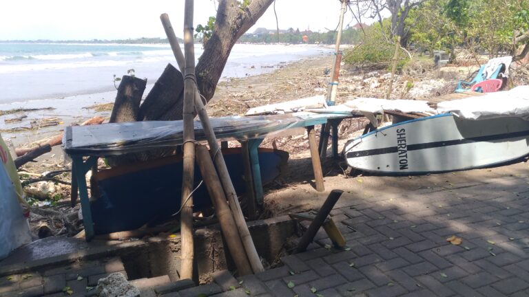 Pantai Kuta Diterjan Abrasi Trotoar Jebol