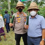 Kapolres Badung, AKBP Leo Dedy Defretes (kiri) dan Direktur Bali Waste Cycle (BWC), Putu Ivan Yunatana