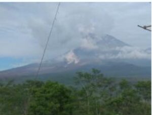 Gunung Semeru kembali menyemburkan awan panas