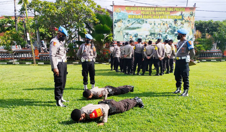 dua polisi yang mendapatkan sanki penegakan disiplin