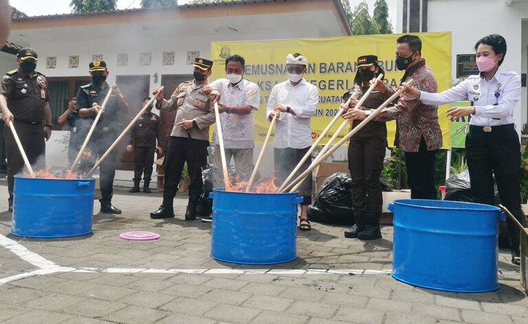 Pemusnahan barang bukti di Kejari Denpasar.