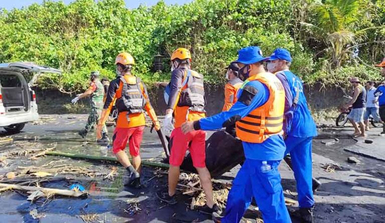 proses evakuasi jasad korban