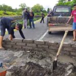 Viral di Media Sosial, Ipung Tutup Jalan Yang Dibangun di Atas Tanahnya Pakai Batako