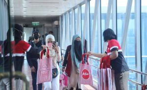 pesawat datang dari malaysia di bandara ngurah rai