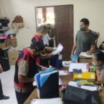 Proses penggeledahan di rumah debitur BPD Cabang Badung