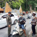 Polsek Abiansemal bersama Satpol PP Bagikan masker gratis.