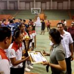 Kapolsek Kuta Utara Serahkan Piala dan Piagam Turnamen Bola Voly PBVSI Kabupaten Badung