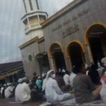 Ribuan Umat Muslim Padati Masjid Raya Al-Fatah