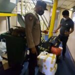 Anggota Polsek KPYS sedang melakukan tugas razia minuman keras tradisonal jenis sopi diatas KM. Sabuk Nusantara 87 yang tambat di Pelabuhan Gudang Arang, Ambon