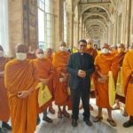 Para bhiksu foto bersama Padre Marco usai bertema Paus Fransiskus