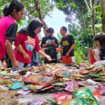 Sampah Plastik Cemari Sungai Ciliwung