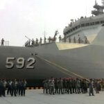 KRI Banjarmasin 592 sandar di Pelabuhan Badas Sumbawa Besar