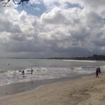 Kondisi ombak di Pantai Kuta yang terlihat mulai menunjukkan peningkatan