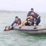 Latihan penyelamatan air oleh Basarnas kepada petugas di Bandara Ngurah Rai, Minggu (26/6/2022).