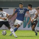 Striker Persib Bandung, Ciro Alves, tengah dikepung dua pemain Bali United