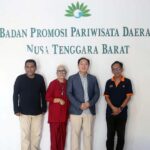 Ketua BPPD NTB Provinsi NTB, Ari Garmono (kanan) bersama CEO Resort Holiday di Korea Selatan (Korsel), Tony Hwang di kantor BPPD.