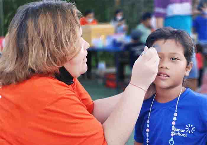 Salah satu kegiatan dalam Exhibition Sanur Independent School adalah face painting