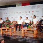 Panitian acara Indonnesia International Marathon saat memberikan keterangan pers di Sanur Bali, Jumat (24/6/2022). Foto: M-007