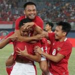 JAKARTA,MENITINI.COM- Tim nasional (Timnas) sepak bola Indonesia lolos ke Piala Asia AFC 2023 setelah berhasil membantai Nepal dengan skor 7-0 pada laga penutup Grup A Kualifikasi Piala Asia 2023 di Stadion Internasional Jaber Al-Ahmad, Kuwait, Rabu (15/06/2022) dini hari WIB. Gelontoran gol skuad Garuda pada pertandingan tersebut dibuat oleh Muhammad Dimas Drajad, Witan Sulaeman (dua gol), Fachruddin Aryanto, Saddil Ramdani, Elkan Baggott dan Marselino Ferdinan. Dilansir Antara, Indonesia memastikan satu tempat di Piala Asia 2023 lantaran menjadi salah satu dari lima peringkat kedua terbaik, dari enam grup yang ada di putaran ketiga kualifikasi. Dengan demikian, Indonesia bakal mencatatkan lima kali penampilan di Piala Asia setelah sebelumnya, skuad “Garuda” berkompetisi pada edisi 1996, 2000, 2004 dan 2007. Dalam pertandingan kontra Nepal, pelatih timnas Indonesia Shin Tae-yong mempertahankan strategi bermain dengan tiga bek tengah yaitu Elkan Baggott, Rizky Ridho dan sang kapten Fachruddin Aryanto, sama seperti saat melawan Kuwait dan Yordania. Dengan formasi 5-2-3 saat bertahan dan 3-4-3 kala menyerang, Indonesia memulai pertandingan dengan langsung menekan pertahanan Nepal. Saddil Ramdani sudah mengancam dengan sepakan tepat sasaran pada menit pertama. Terus menyerang, skuad “Garuda” akhirnya membuka keran gol pada menit keenam lewat sundulan Muhammad Dimas Drajad yang meneruskan “assist” Asnawi Mangkualam. Namun, setelah menghadirkan gol, Indonesia mendapati performanya sempat menurun. Hal itu dimanfaatkan Nepal untuk membangun permainan dengan menguasai bola lebih lama. Akan tetapi, situasi demikian tak berlangsung lama dan anak-anak asuh Shin Tae-yong pelan-pelan kembali menemukan ritme sebelum membuat lawan kelabakan. Kondisi tersebut membuat bek Nepal Suman Aryal melakukan pelanggaran yang berbuah kartu kuning kedua alias kartu merah untuk dirinya pada menit ke-33. Bermain dengan 10 orang, Nepal semakin kesulitan mengimbangi Indonesia yang memanfaatkan betul kelebihan personel dengan melesakkan gol tambahan pada menit ke-43 lewat tendangan Witan Sulaeman. Asnawi Mangkualam lagi-lagi menjadi pengirim “assist” setelah sebelumnya bergerak menyisir sektor kanan serang Indonesia. Indonesia pun memimpin dengan skor 2-0 sampai pertandingan memasuki masa jeda. Setelah turun minum, Shin memasukkan nama-nama baru seperti Marselino Ferdinan dan Muhammad Rafli. Hasilnya, Indonesia jadi lebih “menggila”. Pada menit ke-54, Fachruddin Aryanto mencetak gol memanfaatkan kemelut di depan gawang Nepal. Tak sampai 60 detik kemudian, giliran Saddil Ramdani menambah skor yang membuat Indonesia semakin di depan, 4-0. Bek tengah Elkan Baggot turut menenggelamkan diri ke dalam pesta gol Indonesia dengan golnya dari luar kotak penalti pada menit ke-80. Belum selesai euforia atas gol tersebut, Witan Sulaeman menghadirkan gol keduanya dalam laga itu sekaligus gol keenam untuk Indonesia. Gelandang berusia 17 tahun Marselino Ferdinan menutup pertandingan tersebut dengan golnya pada menit ke-90 yang membuat Indonesia menang tujuh gol tanpa balas. Selebrasi skuad Timnas Indonesia untuk gol Dimas Drajad ke gawang Nepal, Kualifikasi Piala Asia 2023. (foto: PSSI)