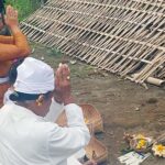 keluarga pelapor menggelar upacara di tanah bekas Penjor