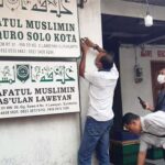 polres solo mencopot papan nama Khilafatul Muslimin di wilayah Laweyan