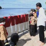 Presiden Joko Widodo dan Ibu Iriana Joko Widodo melepasliarkan tukik bersama para pelajar dan masyarakat di Patuno Resort, Kabupaten Wakatobi, Provinsi Sulawesi Tenggara, pada Kamis, 9 Juni 2022.