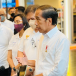 Presiden Joko Widodo memberikan keterangan pers usai menghadiri acara Silaturahmi dengan Alumni Penerima Kartu Prakerja di Sentul International Convention Center (SICC), Kabupaten Bogor, pada Jumat, 17 Juni 2022. (Foto: BPMI Setpres/Laily Rachev)