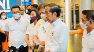 Presiden Joko Widodo memberikan keterangan pers usai menghadiri acara Silaturahmi dengan Alumni Penerima Kartu Prakerja di Sentul International Convention Center (SICC), Kabupaten Bogor, pada Jumat, 17 Juni 2022. (Foto: BPMI Setpres/Laily Rachev)