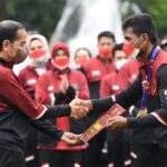 Presiden Joko Widodo menyerahkan bonus apresiasi bagi atlet SEA Games ke-31 Vietnam, di halaman depan Istana Merdeka, Jakarta