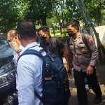 Bharada E (kemeja hitam) saat mendatangi kantor Komnas HAM