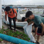 FP Unwar Bersihkan Pantai Serangan Denpasar, Minggu (10/7/2022). M-006