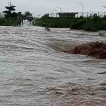 Setuasi luapan air Skula di Negeri Hattu, akibatnya akses jalan ke Kota Ambon terputus.