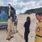 Staf Dinas LHK Badung saat melakukan peninjauan ke lokasi