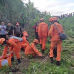 Petugas sedang evakuasi seorang pelajar di Klungkung yang jatuh ke dalam jurang 40 meter, Rabu (20/7/2022).