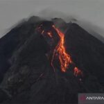 Gunung Merapi Luncurkan Guguran Lava Pijar