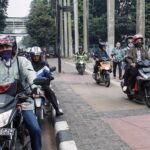 Saat jalanan macet, banyak pemotor yang naik ke trotoar jalan.