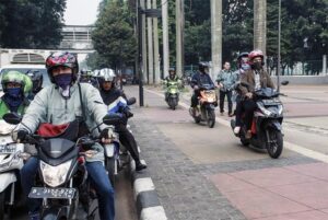 Saat jalanan macet, banyak pemotor yang naik ke trotoar jalan.