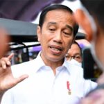 Presiden Joko Widodo memberikan keterangannya usai menyerahkan bantuan sosial di Pasar Sukamandi, Kabupaten Subang, Selasa, 12 Juli 2022. Foto: BPMI Setpres/Muchlis Jr