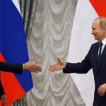 Presiden Jokowi bertemu Presiden Rusia Vladimir Putin.