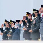 Presiden Joko Widodo bertindak sebagai inspektur upacara dalam Prasetya Perwira (Praspa) TNI-Polri tahun 2022 yang digelar di halaman Istana Merdeka, Jakarta, pada Kamis, 14 Juli 2022.