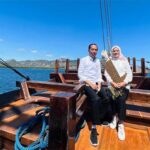 Presiden Joko Widodo berfoto bersama Ibu Iriana Joko Widodo di atas kapal pinisi saat melakukan perjalanan menuju Pulau Rinca, Kabupaten Manggarai Barat. Foto: BPMI Setpres/Laily Rachev